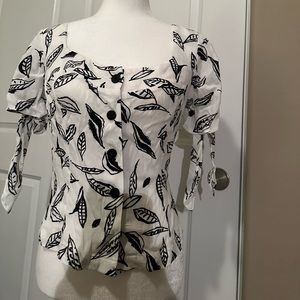 ♥️ Code mode white top with black prints